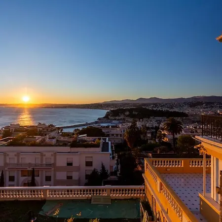 With Large Terrace & Sea View Over شقة