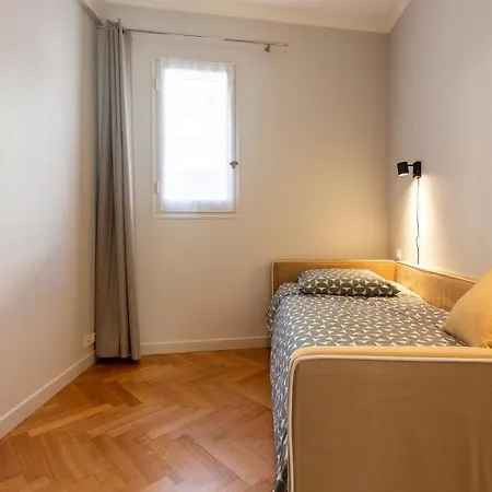 With Large Terrace & Sea View Over شقة
