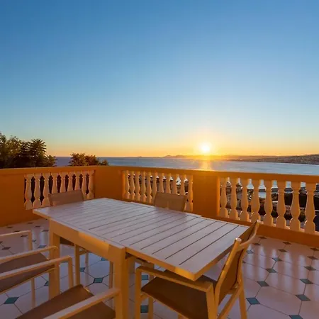 With Large Terrace & Sea View Over شقة *