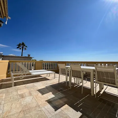 With Large Terrace & Sea View Over شقة