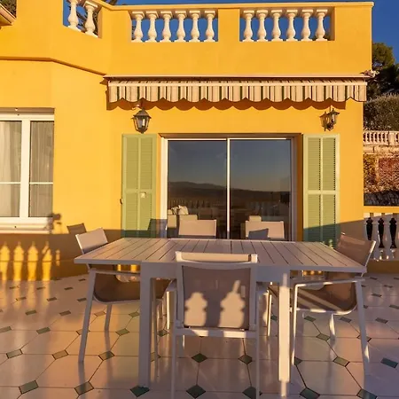 With Large Terrace & Sea View Over شقة *