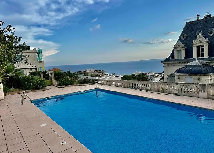 With Large Terrace & Sea View Over Apartamento