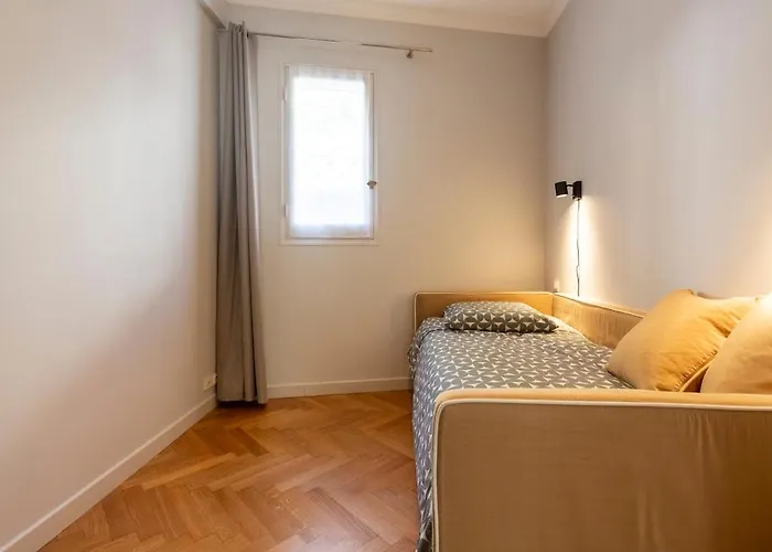 With Large Terrace & Sea View Over Apartamento
