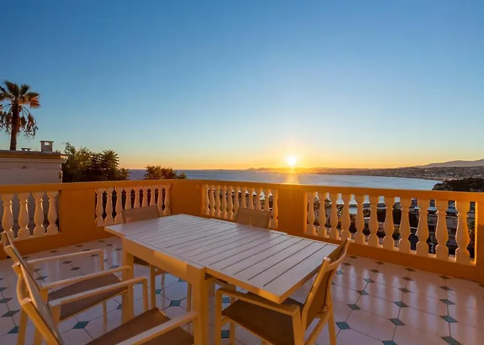 With Large Terrace & Sea View Over 아파트 *