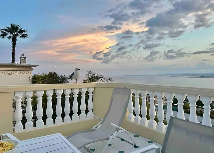 With Large Terrace & Sea View Over 아파트 니스