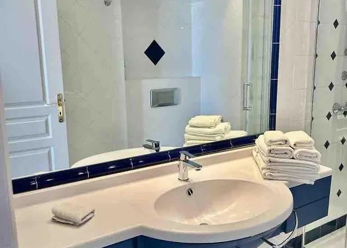 With Large Terrace & Sea View Over Apartamento